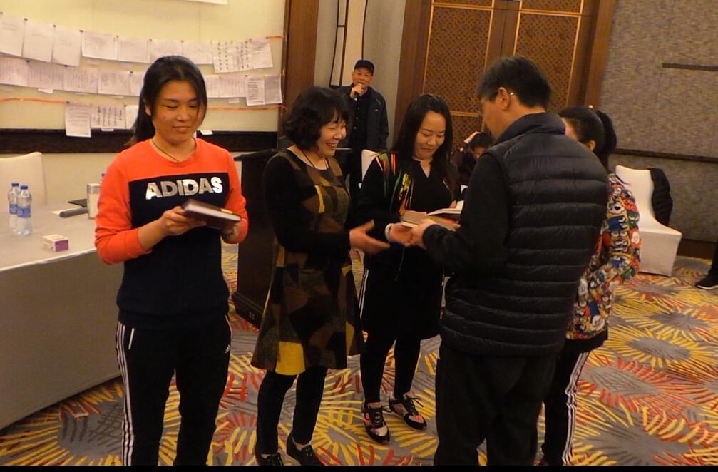 e864171ae6b24e6791759935fdc71f3c.jpg 抢椅子颁奖.jpg